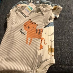NWT Carter’s onsies set of 3, size 3/6months